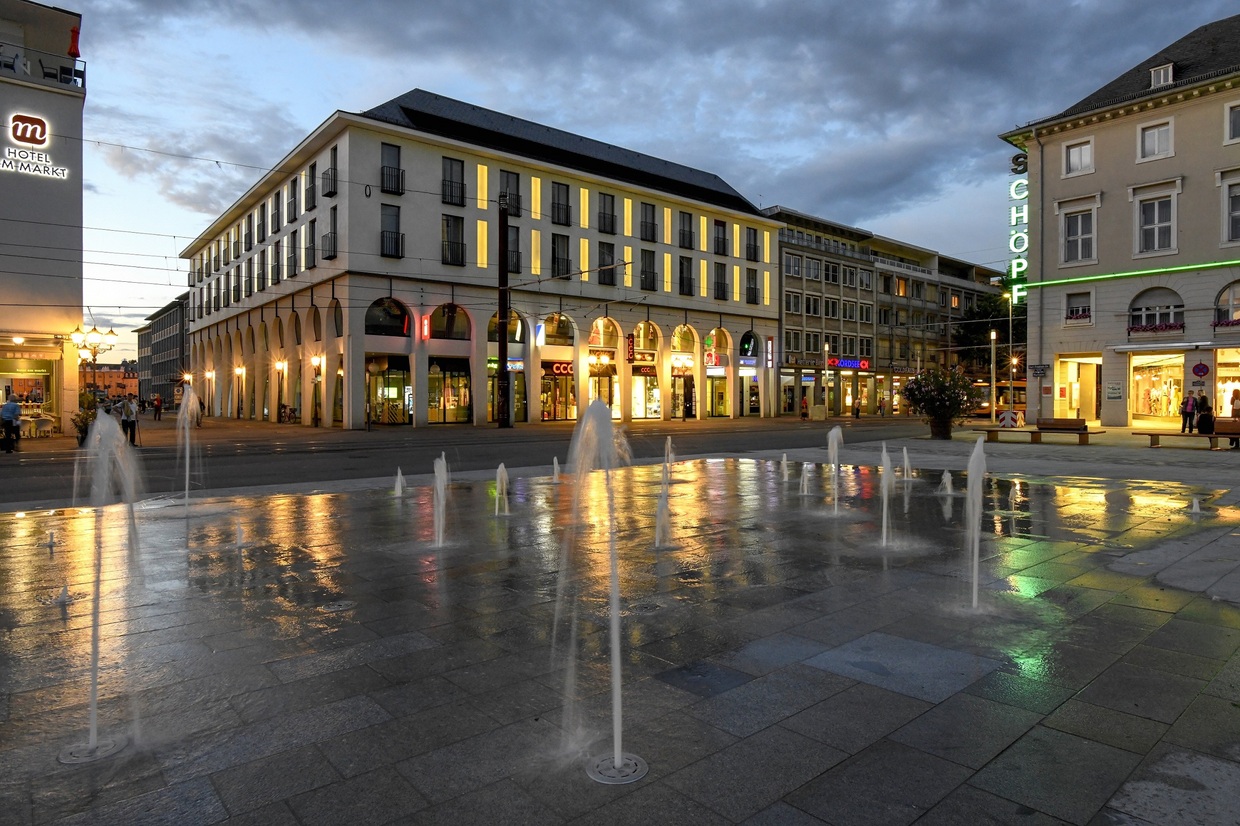 Marktplatz Richtung Kaiserstraße, im Vordergrund Wasserspiele